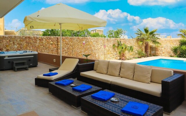 Comfortable Home With hot tub and Communal Pool