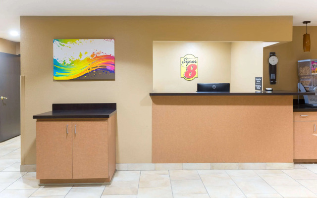 Super 8 by Wyndham Radcliff Ft. Knox Area