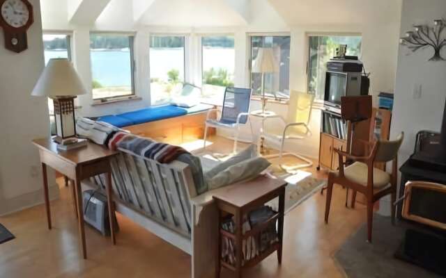 Oak Point Cottage - Three Bedroom Home