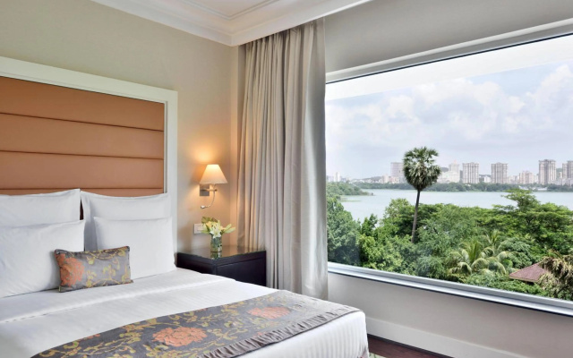 Lakeside Chalet - Mumbai, Marriott Executive Apartments – Guest Rooms – Mumbai