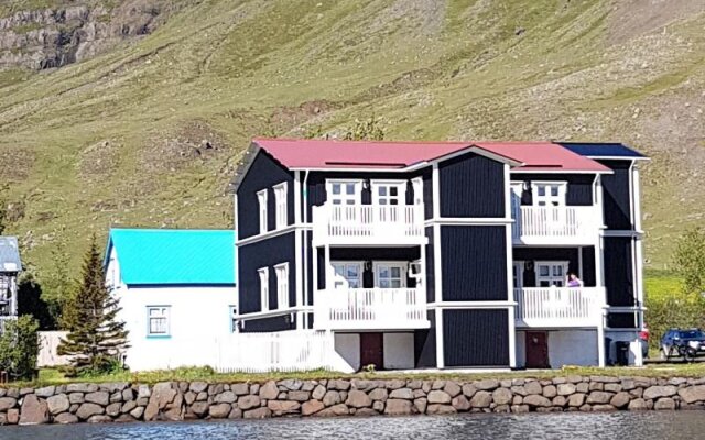 Við Lónið guesthouse