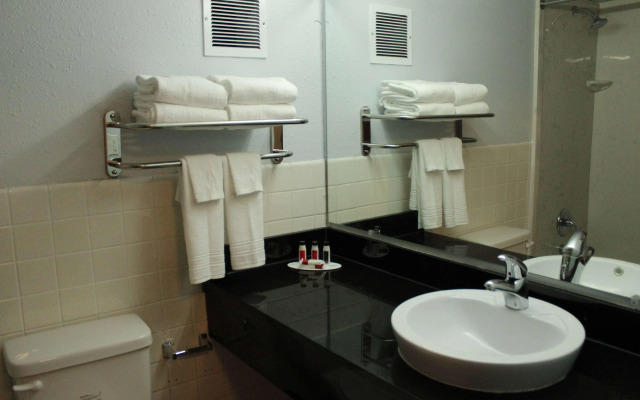 Travelodge by Wyndham Water’s Edge Hotel - Racine