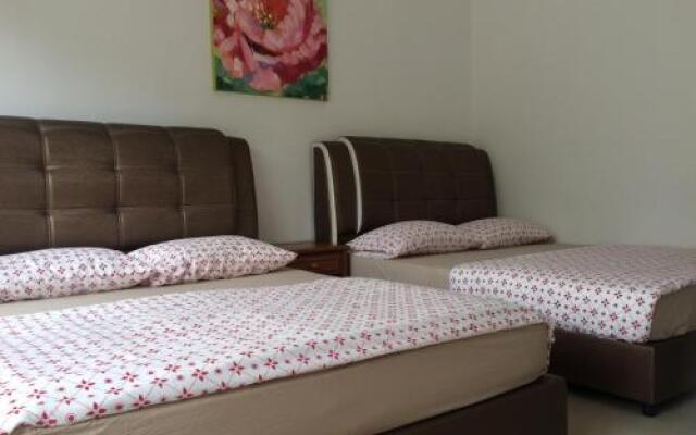 Selesa Hillhomes Cosy House