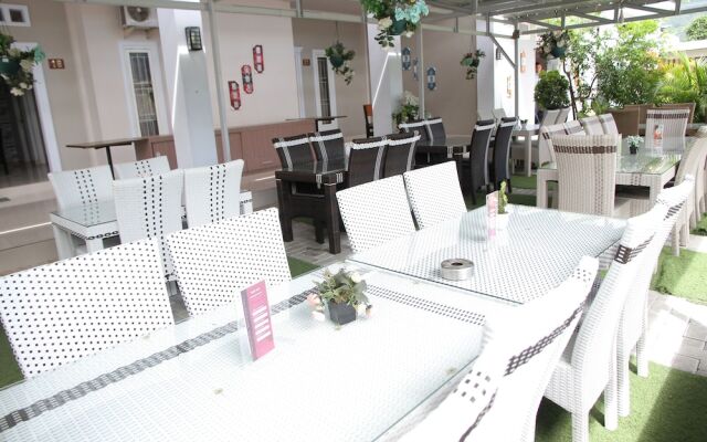 Zamrud Hotel by OYO Rooms