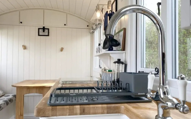 Duck House - 1 Bed Shepherds Hut - Gower