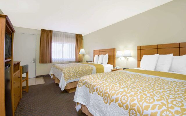Days Inn & Suites Clovis
