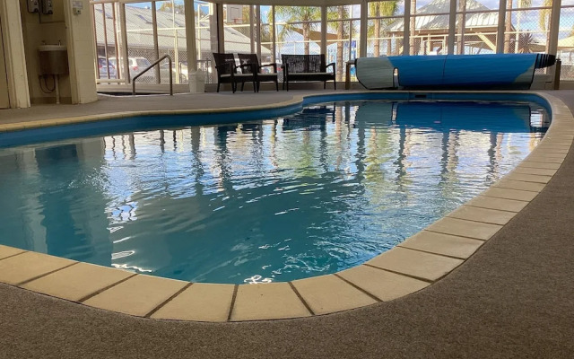 Lake Edge Resort