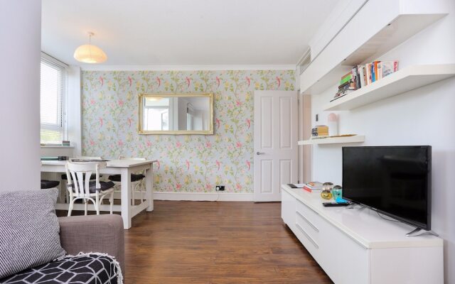 Light and Spacious 3 Bed Next to Victoria Park