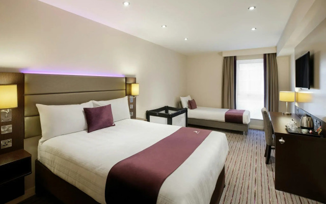 Premier Inn Oldham - Broadway