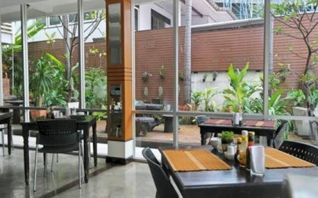 RoomQuest Pratunam Yesterday's Photo Hotel