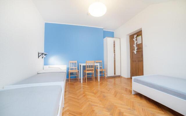Dizzy Daisy Hostel