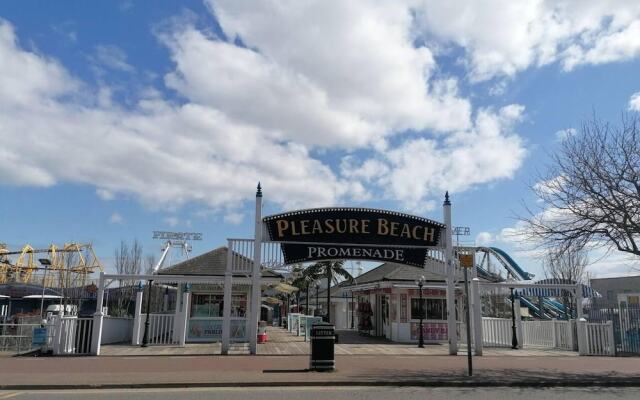 Beach Apartment - Sleeps 4, Garden & Parking