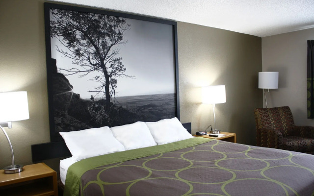Super 8 by Wyndham Jamestown