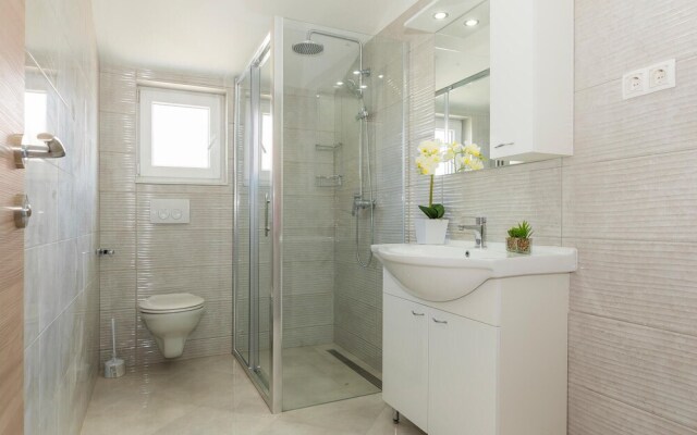 Stunning Apartment in Srima With Wifi and 2 Bedrooms