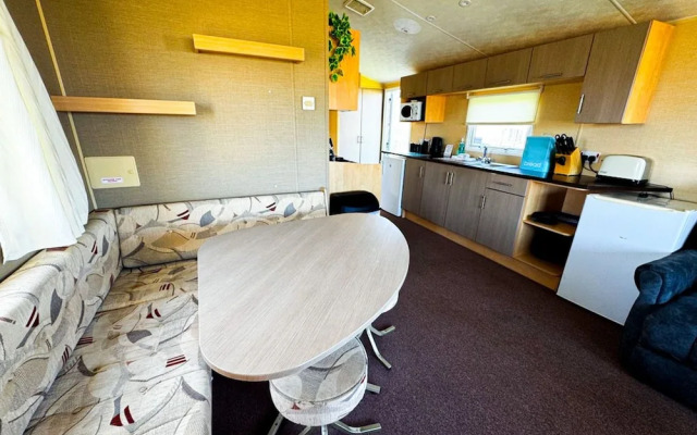 Beachside Caravan Retreat in Lowestoft Sleeps 4