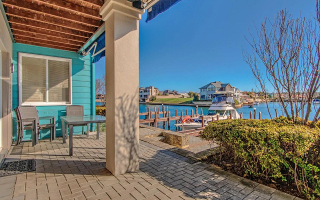 Waters Edge Apartment with Jetty