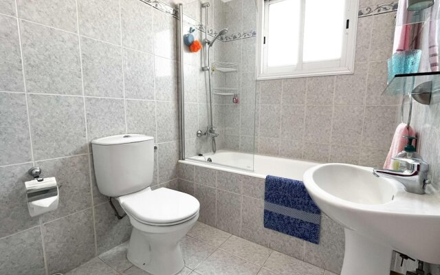 Modern Apartment Only 900m From Famous Venus Beach