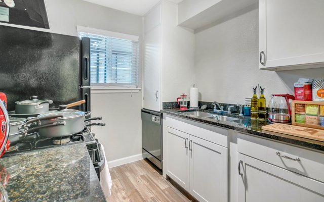 Pearl Location ✔Fast Wifi + Free Parking  ✔Modern Living