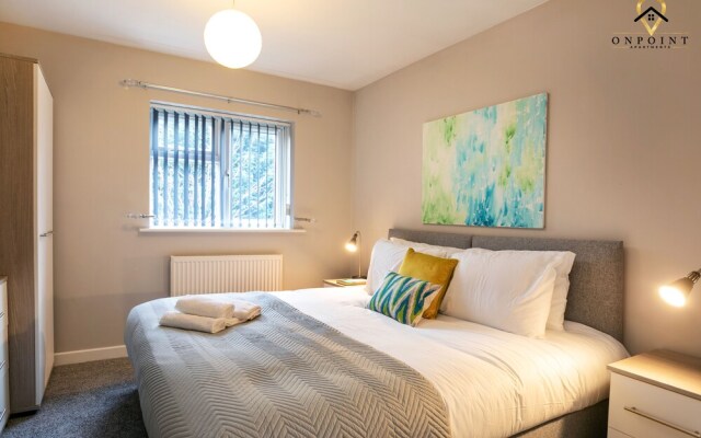 Spacious 6 Bed Home with Parking