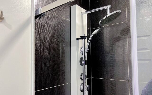 Chic Townhome With Garage Dt Mtl