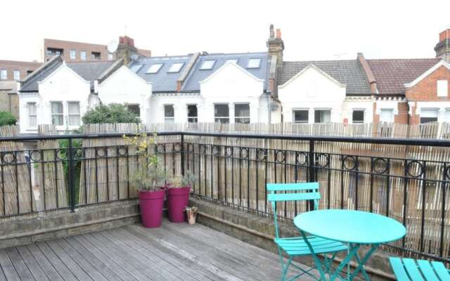 2 Bedroom Apartment With Terrace in Clapham