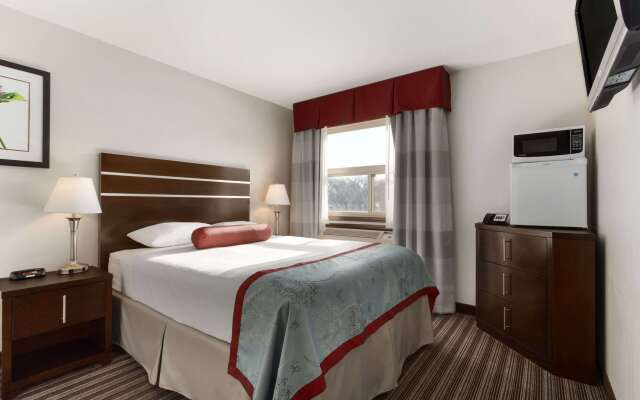 Super 8 by Wyndham Saskatoon Near Downtown