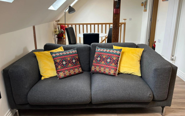 Delightful 1 bedroom Split-Level Apt in Glastonbury Town Centre