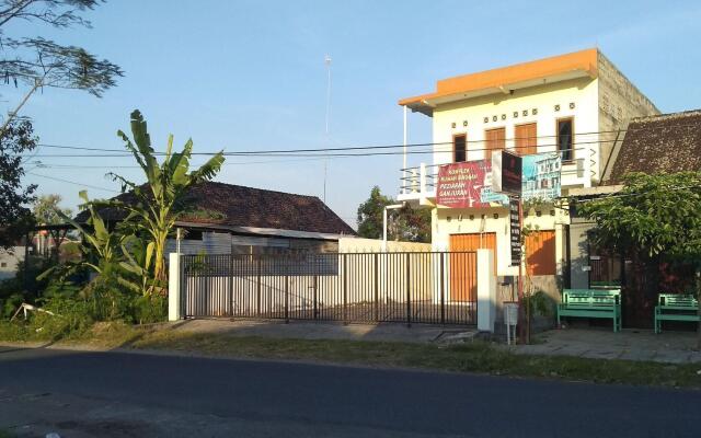 Rumah Singgah Peziarah Ganjuran by ZUZU