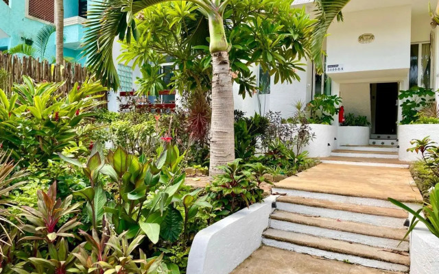 Bttm floor beachfront condo in Half Moon Bay Akumal