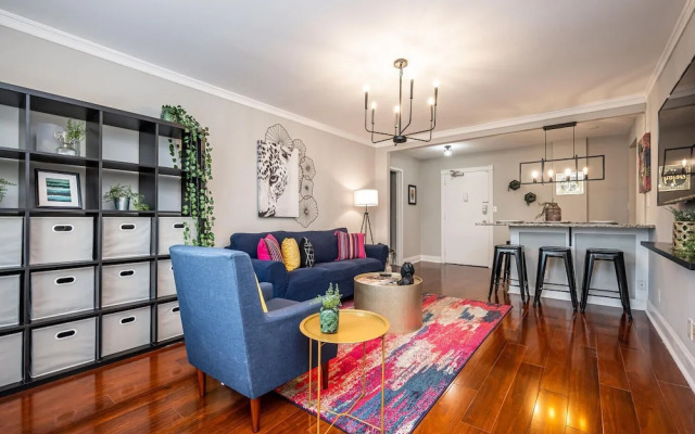 Downtown 2BR King Bed FREE Parking 1413