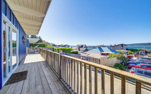 Sun-soaked Sandy Point Haven w/ Beach Access!