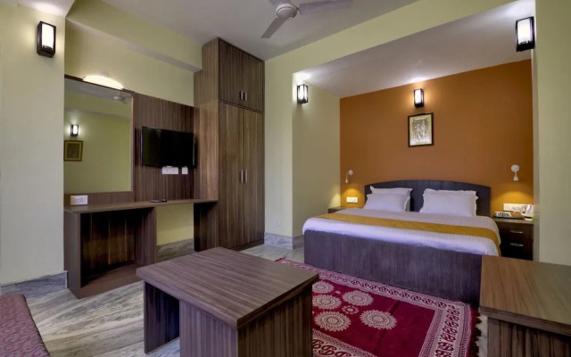 OYO 13465 Greendot Hotel