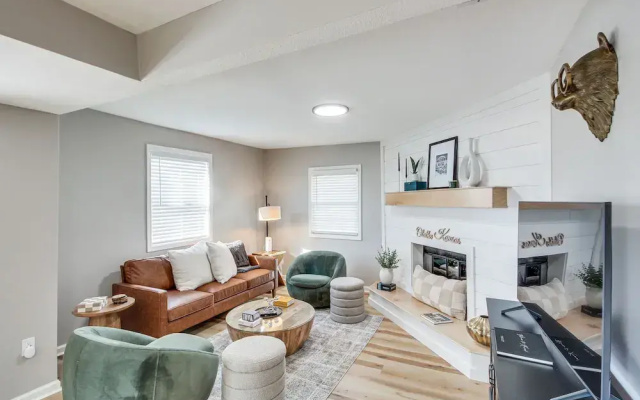 Stylish Home < 1 Mi to Dtwn Olathe: Dogs Welcome!