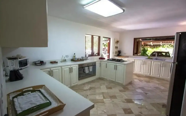 5BR 4.5BA Las Piñas CdC Villa by ASVR