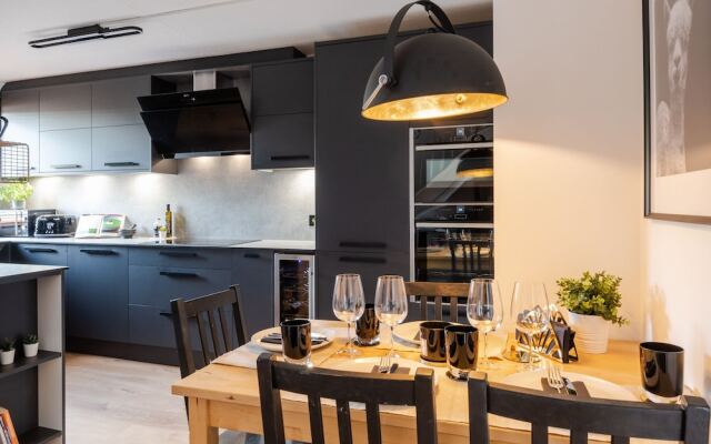 Newly Refurbished 3 Bed Flat For 6 Guests