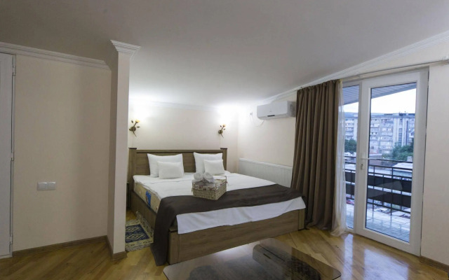 Log Inn Boutique Hotel
