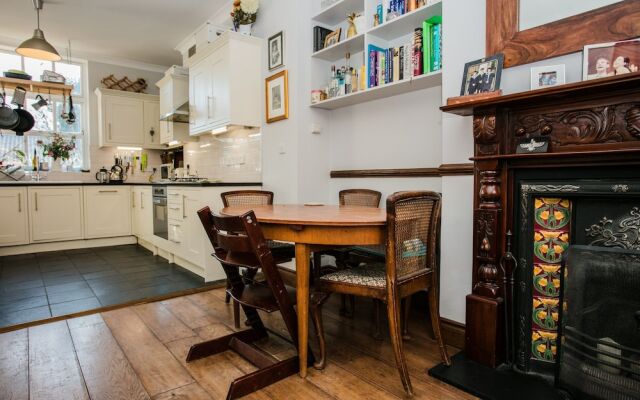 3 Bedroom Apartment Sleeps 6 in Dalston