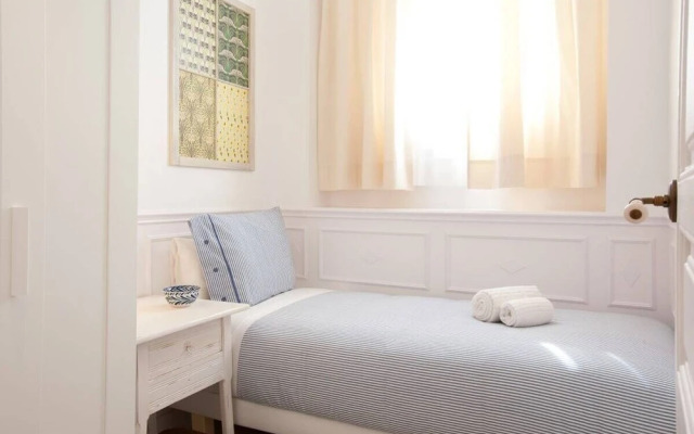 Modern 3 Bedroom Flat With Terrace in Lesseps