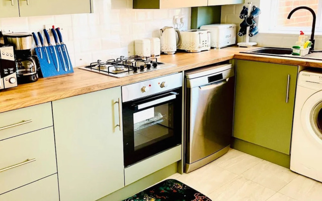 Stylish 3 BDR House With Free Parking Near Hulme