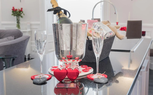 Marks At The Manor Luxury Riverside Apartments - Sleeps up to 4, with Parking and Sky TV