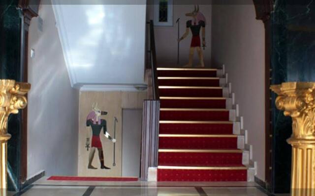 Queen RA Hotel