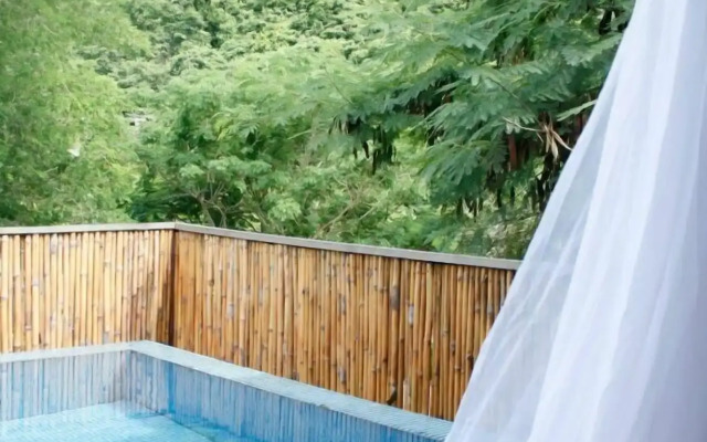 Brassiere Beach Resort