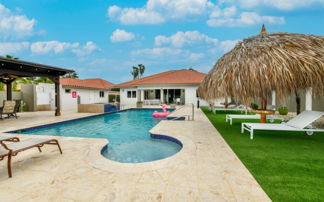 Gorgeous Mansion, Private Pool, Outdoor Kitchen!
