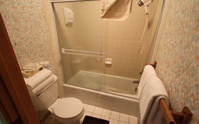 Snowcreek III 441 Pet-Friendly, BBQ Grill, Updated and On the Snowcreek Meadow by RedAwning