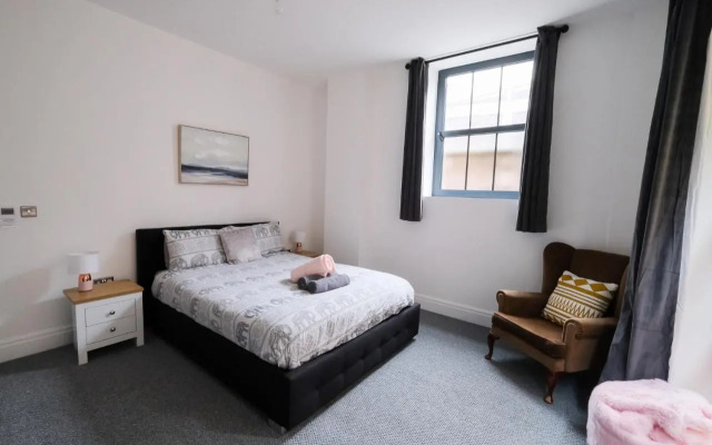 The Eden Warehouse - Pink Apartment (sleeps 4)