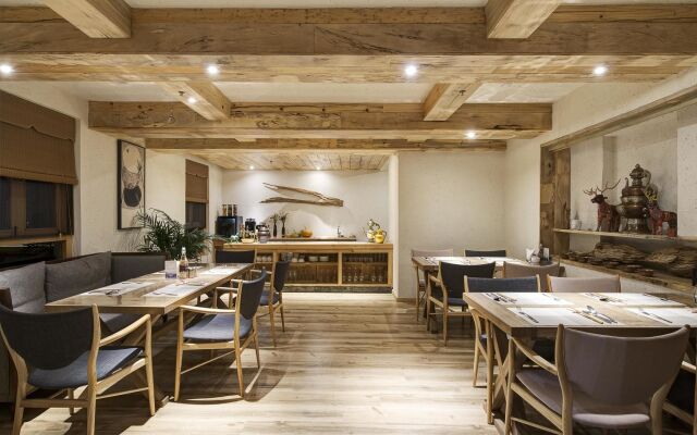 Arro Khampa by Zinc Journey Lijiang