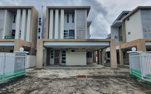 OYO 90435 Sena Home Homestay 819