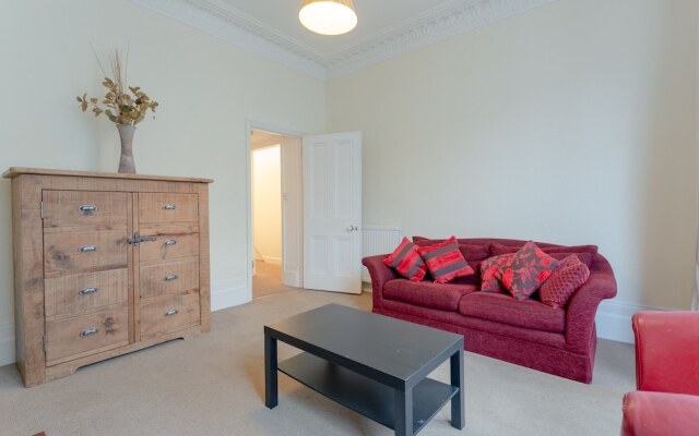 1 Bedroom Flat With Lofty Ceilings and Garden