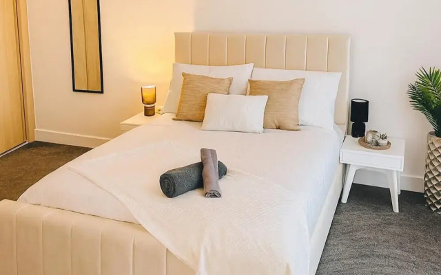 Flat - Sleeps 4 - Parking - Balcony - Pet Friendly