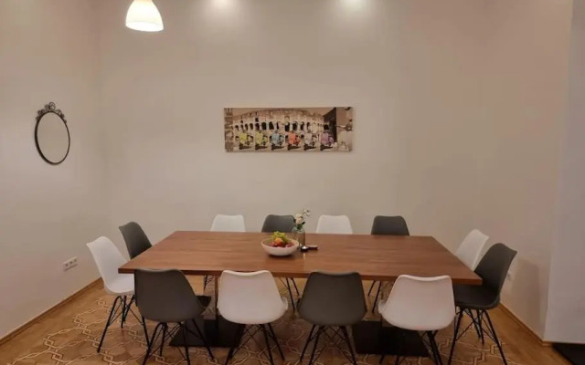 Sissi Royal Suite - Inner City 4 bedroom apartment